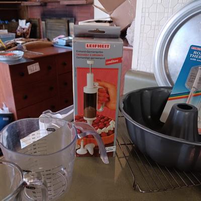 LARGE LOT OF BAKEWARE