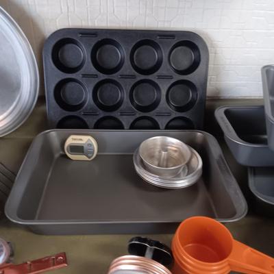 LARGE LOT OF BAKEWARE