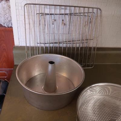 LARGE LOT OF BAKEWARE