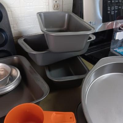 LARGE LOT OF BAKEWARE