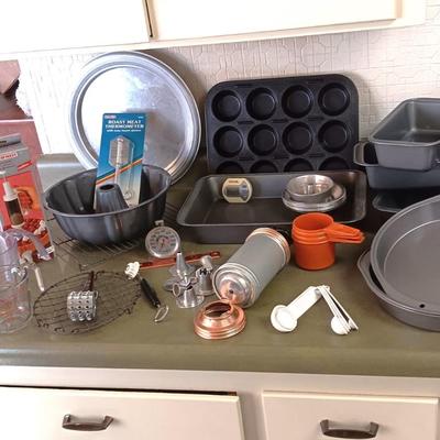 LARGE LOT OF BAKEWARE