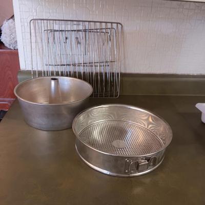 LARGE LOT OF BAKEWARE