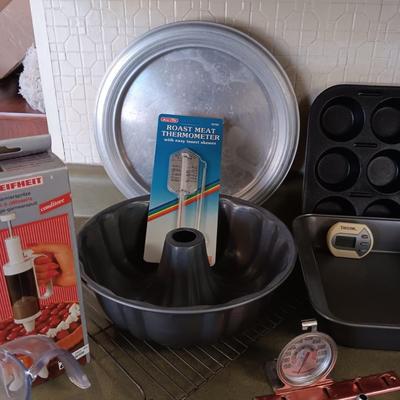 LARGE LOT OF BAKEWARE