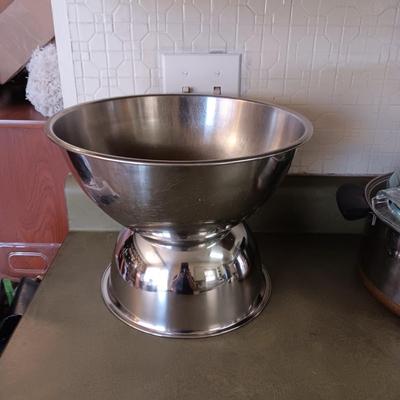 2 STAINLESS STEEL BOWLS, GLASS BAKING DISH W/LID AND REVERE WARE STOCK POT