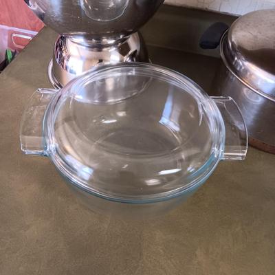 2 STAINLESS STEEL BOWLS, GLASS BAKING DISH W/LID AND REVERE WARE STOCK POT