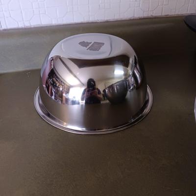 2 STAINLESS STEEL BOWLS, GLASS BAKING DISH W/LID AND REVERE WARE STOCK POT