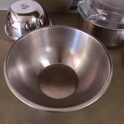 2 STAINLESS STEEL BOWLS, GLASS BAKING DISH W/LID AND REVERE WARE STOCK POT