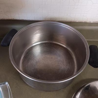 2 STAINLESS STEEL BOWLS, GLASS BAKING DISH W/LID AND REVERE WARE STOCK POT