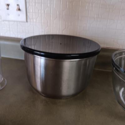 TOASTMASTER HAND MIXER, LARGE GLASS AND STAINLESS STEEL BOWLS, DOUBLE WALL BAKING PAN