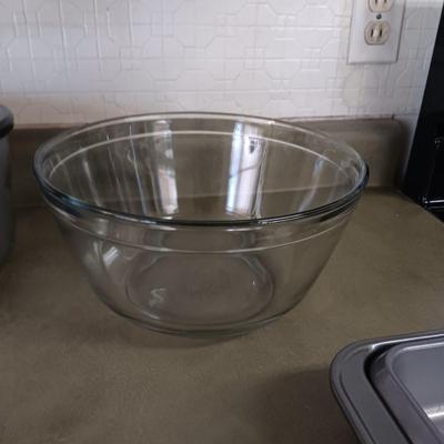 TOASTMASTER HAND MIXER, LARGE GLASS AND STAINLESS STEEL BOWLS, DOUBLE WALL BAKING PAN