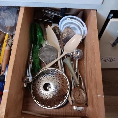 DRAWER FULL OF KITCHEN UTENSILS