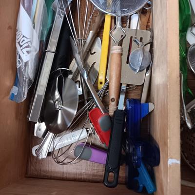 DRAWER FULL OF KITCHEN UTENSILS