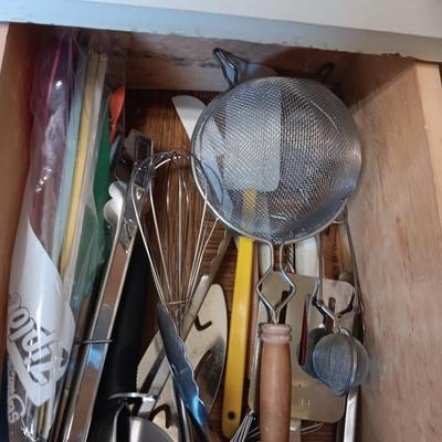 DRAWER FULL OF KITCHEN UTENSILS