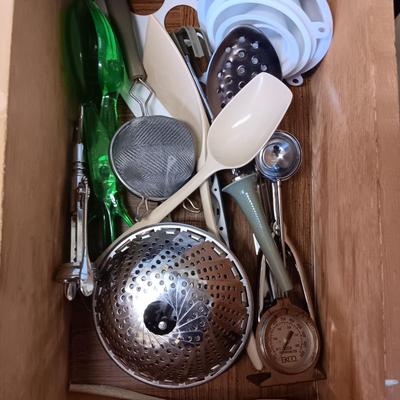 DRAWER FULL OF KITCHEN UTENSILS