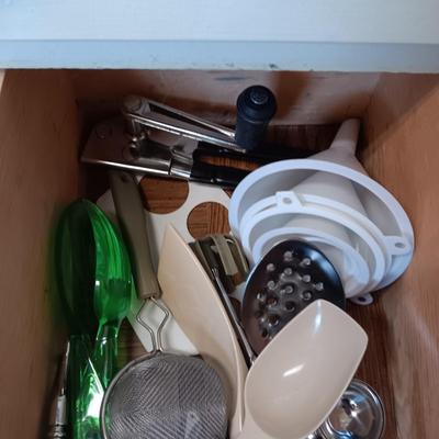 DRAWER FULL OF KITCHEN UTENSILS