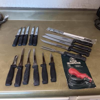 SET OF GOURMET TRADITIONS CUTLERY AND AN EDDIE BAUER SHARPENER