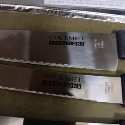 SET OF GOURMET TRADITIONS CUTLERY AND AN EDDIE BAUER SHARPENER