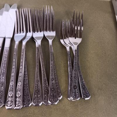 INTERPUR 7 PLACE SETTING OF FLATWARE W/EXTRA PIECES