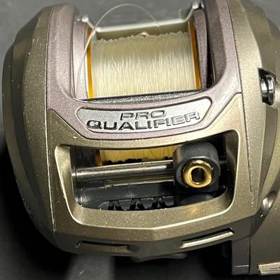 LOT 102B: Bass Pro Shops Pro Qualifier PQX10HLA Baitcaster Fishing Reel
