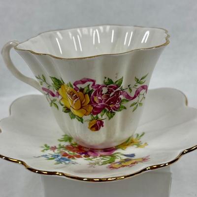 Vintage bone china Tea cup & Saucer Made in England - roses pink yellow scalloped cup