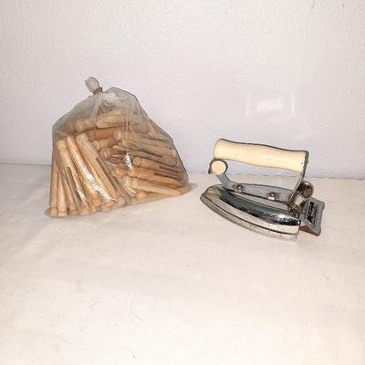 VINTAGE BE HOTPOINT IRON AND VINTAGE WOODEN CLOTHES PINS