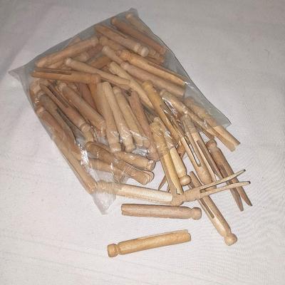VINTAGE BE HOTPOINT IRON AND VINTAGE WOODEN CLOTHES PINS