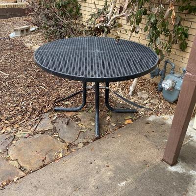 HEAVY METAL COATED IN PLASTIC PATIO TABLE