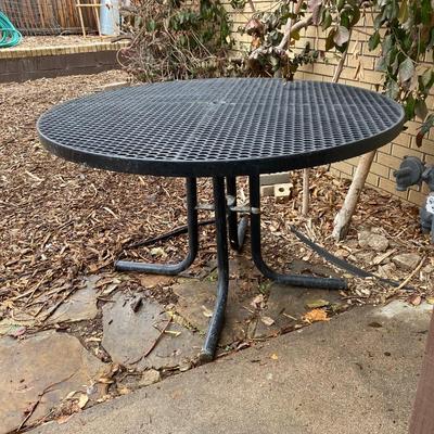 HEAVY METAL COATED IN PLASTIC PATIO TABLE