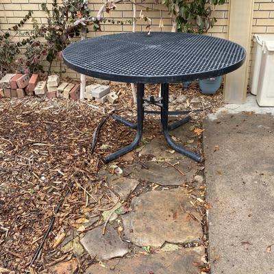 HEAVY METAL COATED IN PLASTIC PATIO TABLE