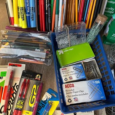 ASSORTMENT OF OFFICE/SCHOOL SUPPLIES