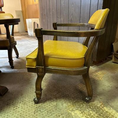 POKER/GAME TABLE WITH 4 CHAIRS ON CASTERS