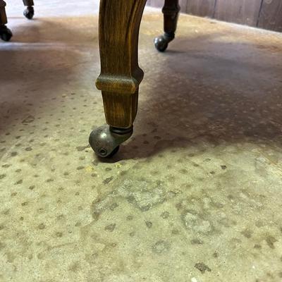 POKER/GAME TABLE WITH 4 CHAIRS ON CASTERS