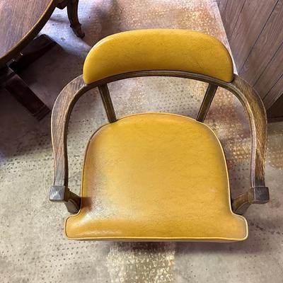 POKER/GAME TABLE WITH 4 CHAIRS ON CASTERS