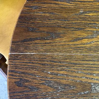 POKER/GAME TABLE WITH 4 CHAIRS ON CASTERS