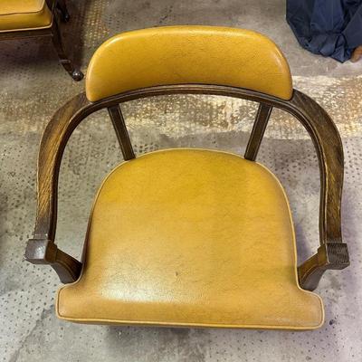 POKER/GAME TABLE WITH 4 CHAIRS ON CASTERS