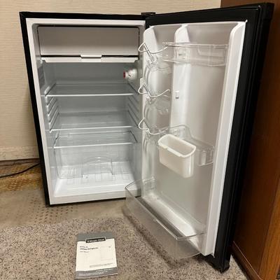 MAGIC CHEF 4.4 CU FT COMPACT REFRIGERATOR