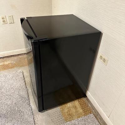 MAGIC CHEF 4.4 CU FT COMPACT REFRIGERATOR