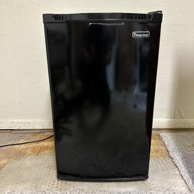 MAGIC CHEF 4.4 CU FT COMPACT REFRIGERATOR