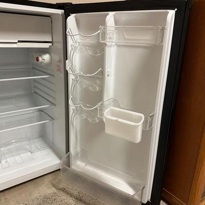 MAGIC CHEF 4.4 CU FT COMPACT REFRIGERATOR