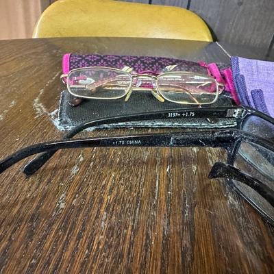 READER GLASSES AND LEATHER PURSE