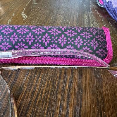 READER GLASSES AND LEATHER PURSE