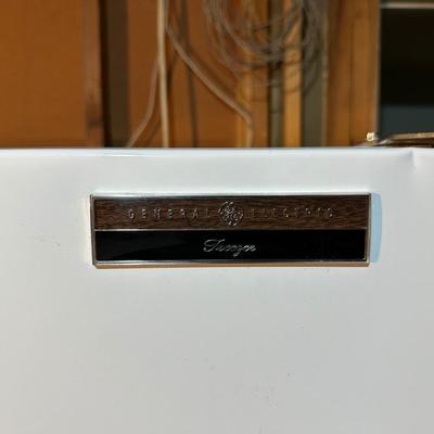 GENERAL ELECTRIC UPRIGHT FREEZER