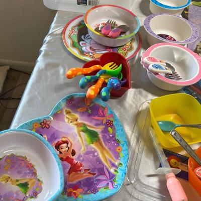 Tub of kids dishes & placemats