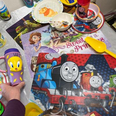 Tub of kids dishes & placemats