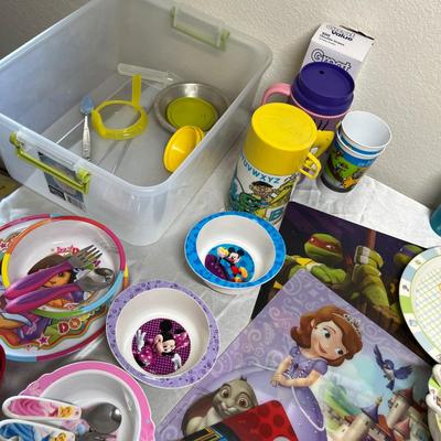 Tub of kids dishes & placemats