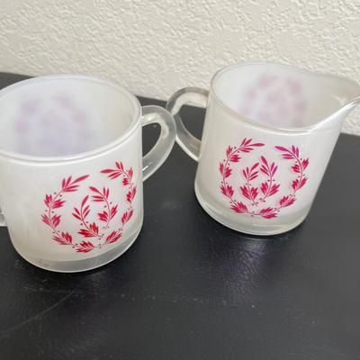 Lot of creamers & sugars!