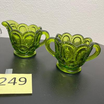 Lot of creamers & sugars!