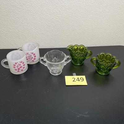 Lot of creamers & sugars!