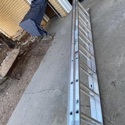 NICE LIGHT WEIGHT 16â€™ EXTENSION LADDER