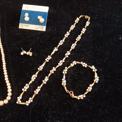 IMITATION PEARL NECKLACES, BRACELET AND EARRINGS